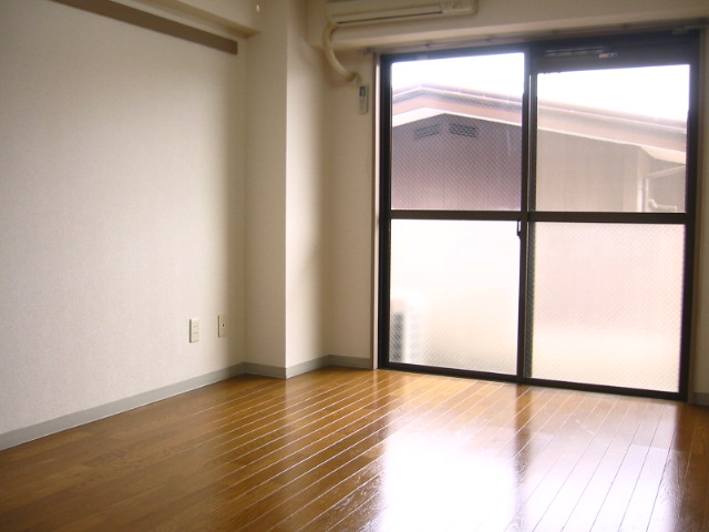 Living and room. Noborito real estate rental apartment security surface relief of the room