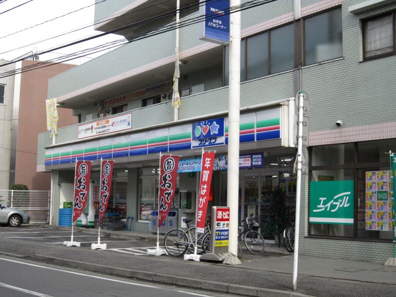 Convenience store. Three F (convenience store) to 350m