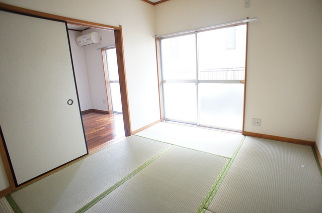 Living and room. Also sunny Japanese-style room! It settles down Japanese-style room.