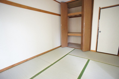 Living and room. There is housed in a Japanese-style room. Storage of spread there is also depth!