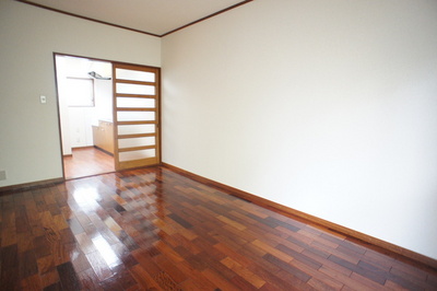 Living and room. Clean room flooring! I feel the warmth of the wood!