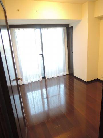 Non-living room. West 5.4 Pledge of Western-style