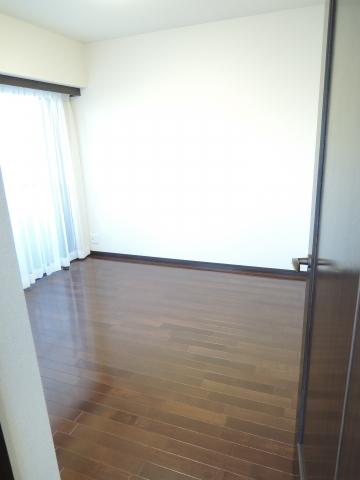 Non-living room. East 5.4 Pledge of Western-style