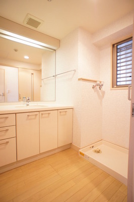 Washroom. Wash basin is an independent type! Effortlessly prepare for going out ☆