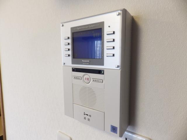 Security equipment. Direct communication with the emergency button and control room to monitor with intercom is also possible.