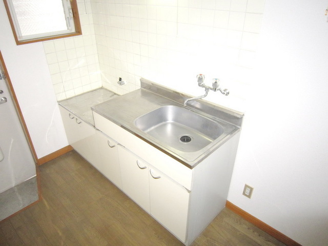 Kitchen. Two-burner gas stove is installed Allowed