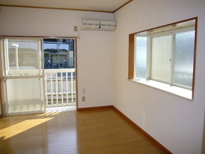 Living and room. Also bright and airy room ☆