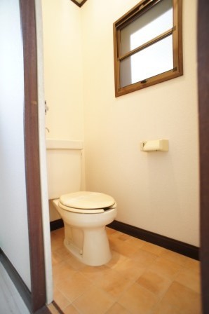 Toilet. Toilet also has a depth, It is very convenient with a ventilation window ☆