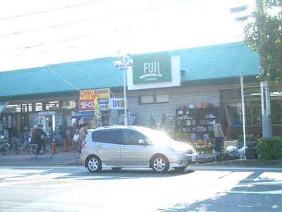 Supermarket. 730m to Fuji (super)