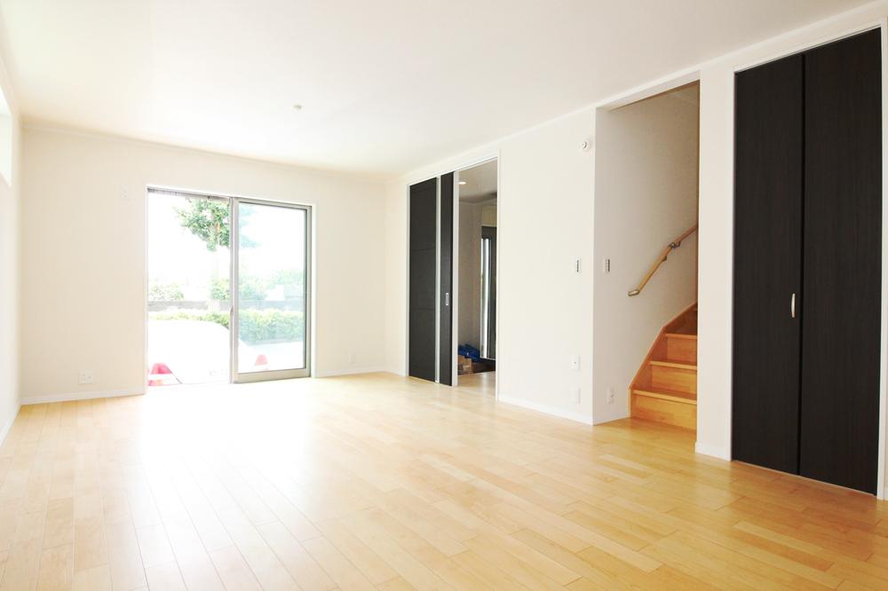 Same specifications photos (living). In the moving image, Please check the interior!