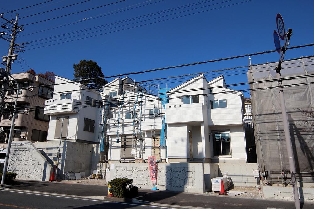 Local photos, including front road.   [Local sales meeting In session ! ] ● 8 ・ To 10 Building will guide you.
