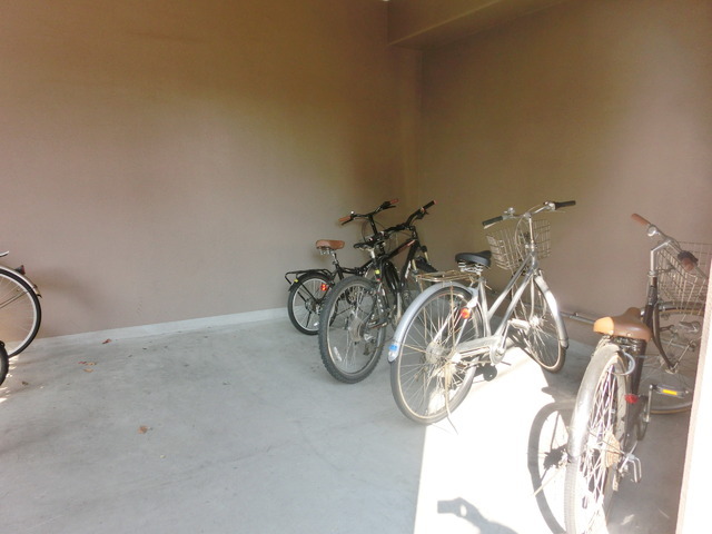 Other common areas. Bicycle parking lot of peace of mind, but the rain of the day with a roof