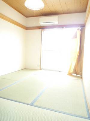 Living and room. There is a soothing Japanese-style room ☆ 