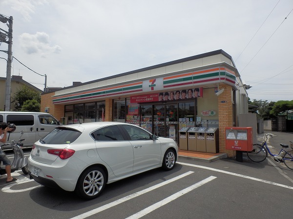 Convenience store. 500m to Seven-Eleven (convenience store)