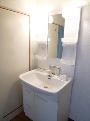 Washroom. Wash basin is an independent type! Effortlessly prepare for going out ☆