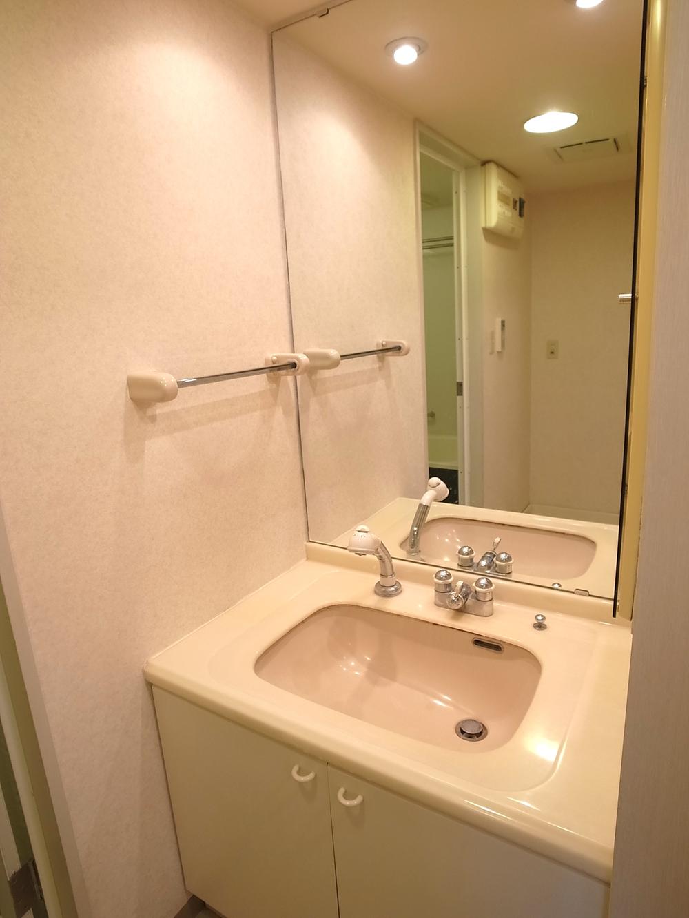 Wash basin, toilet. Indoor (11 May 2013) Shooting