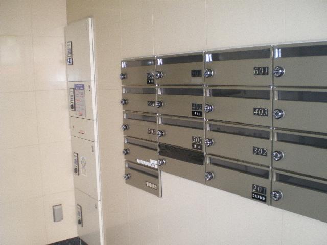 Other local. Also equipped with home delivery box.