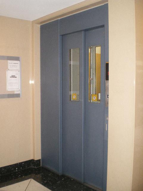 Other local. Equipped with an elevator (lift).