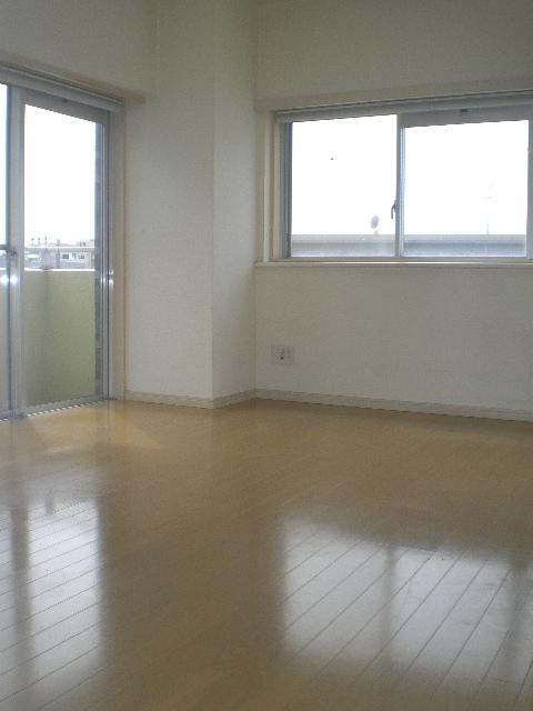 Living. Living is. There is a window are many airy. Day is also good, Fireworks display, you can overlook in the summer.