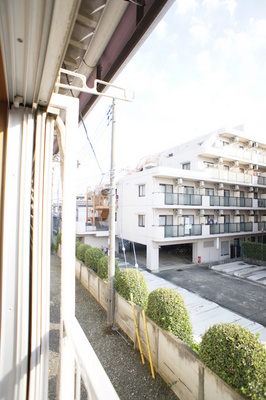 Balcony. Sunny! Your laundry will dry soon!