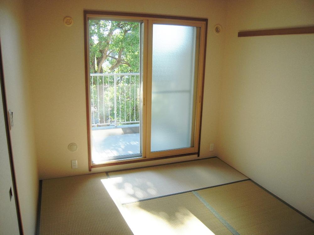 Non-living room. Bright Japanese-style room. 6 is a Pledge