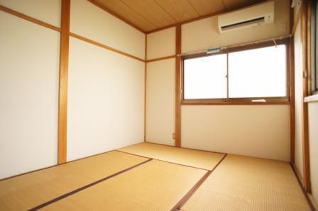 Living and room. There is air conditioning in the Japanese-style room