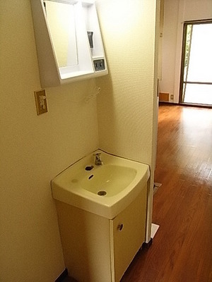 Washroom. Wash basin is an independent type! Effortlessly prepare for going out ☆