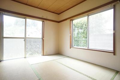 Living and room. Bright Japanese-style room in the two-sided lighting