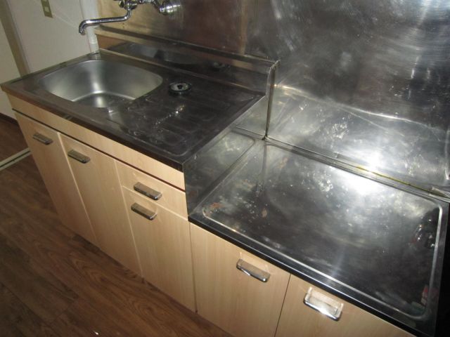 Kitchen. 2-neck with gas stove