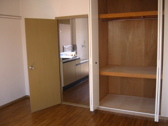 Living and room. Shukugawara real estate apartment for rent security surface relief of the room