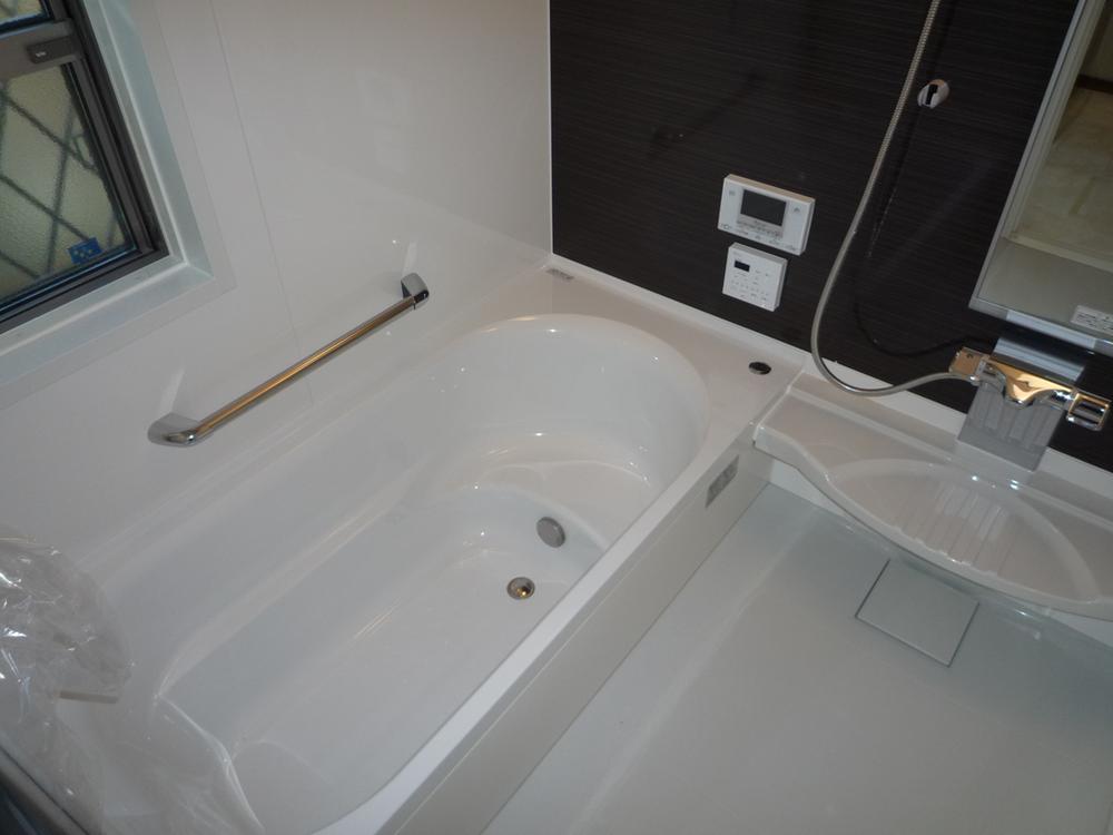 Bathroom. It is a bathroom unit bus with heating dryer of 1 pyeong size. There is also a window. (1, 2 Building common ・ Photo 1 Building)