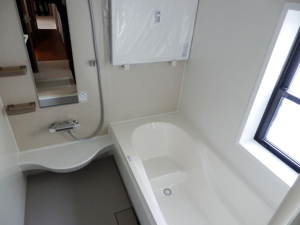Same specifications photo (bathroom). The company specification example ~ bathroom ~ Bright bathroom with a window