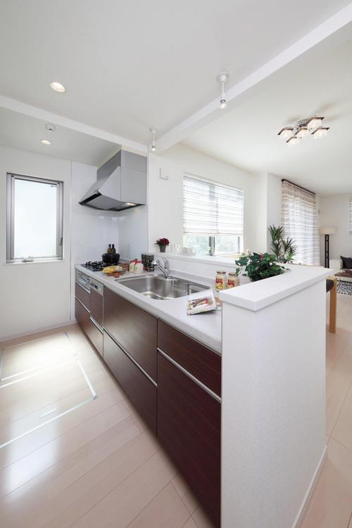 Kitchen. Bright kitchen with sunlight entering through the window. Bright field of view is secured in face-to-face, While making a meal seems to be momentum conversation with family. Underfloor Storage also is installed, Functional design also happy (sale already model house)