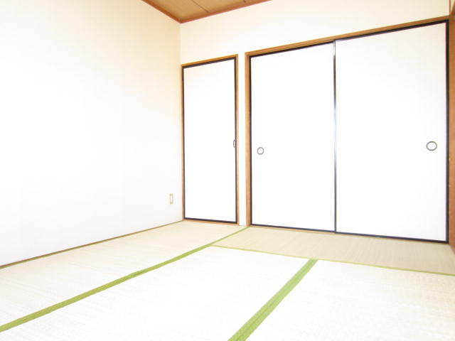 Living and room. As it is purring even nap because there is a Japanese-style room. It is a healing space.