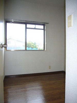 Living and room. Entrance is the side of the Western-style. Bedroom ・ Come to the living room