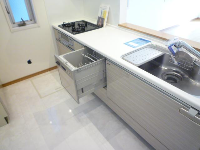 Kitchen. Dishwasher in the kitchen ・ Water filter ・ Cupboard is equipped