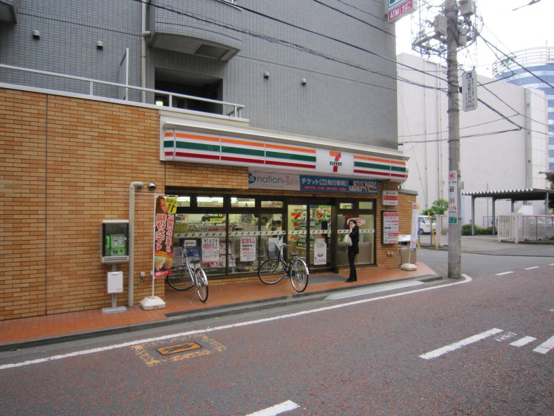 Convenience store. 430m to Seven-Eleven (convenience store)