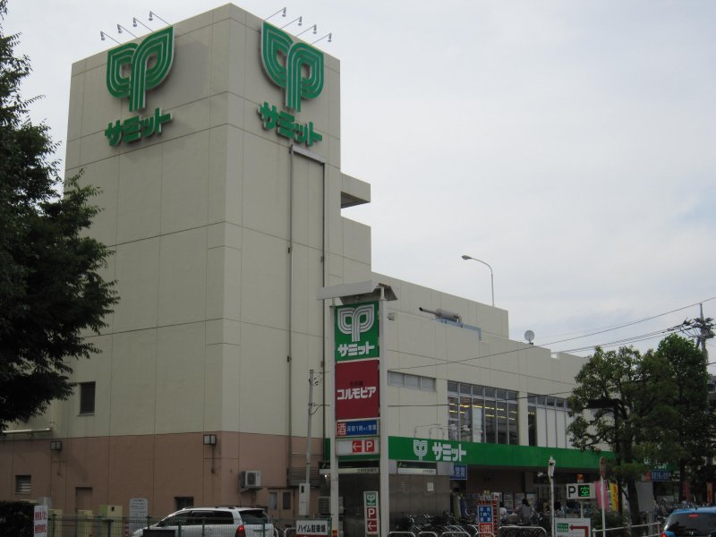 Supermarket. 640m to Summit Nakanoto store (Super)