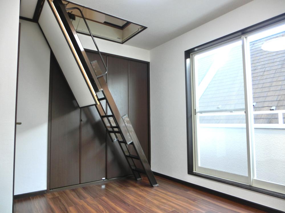 Other introspection. Electric stairs to the attic storage