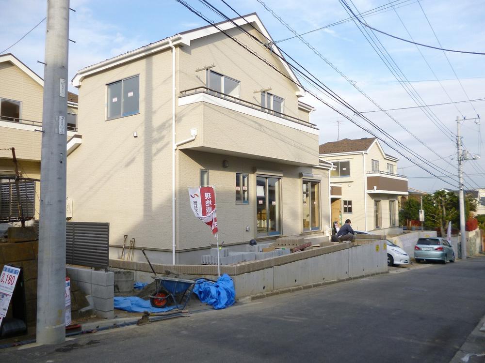 Local photos, including front road. South road, A quiet residential area, Flat terrain.