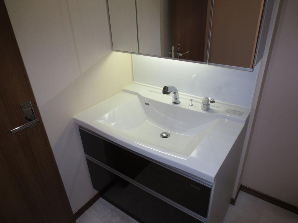 Wash basin, toilet. 1 Building vanity shower faucet