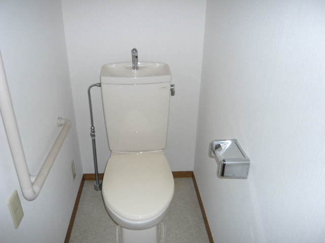 Toilet.  ※ It is a photograph of a different type of room