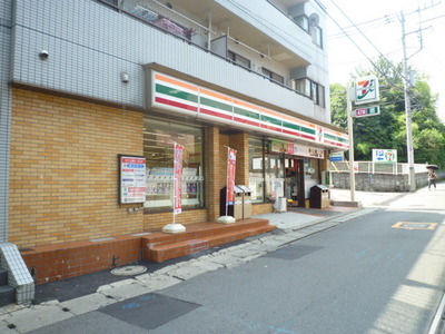 Convenience store. 580m to Seven-Eleven (convenience store)