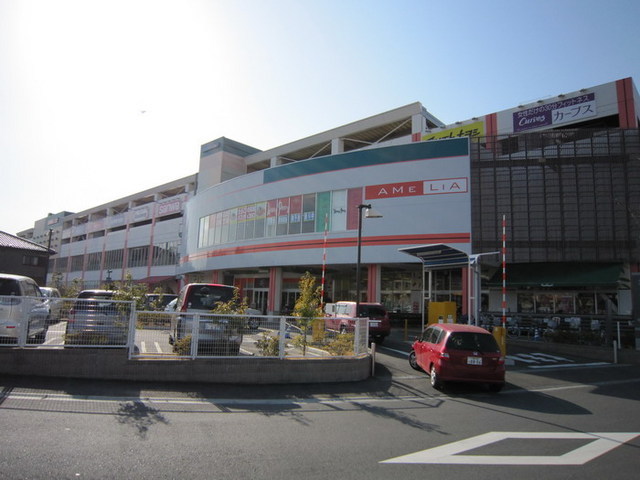 Shopping centre. 883m up to Amelia (shopping center)