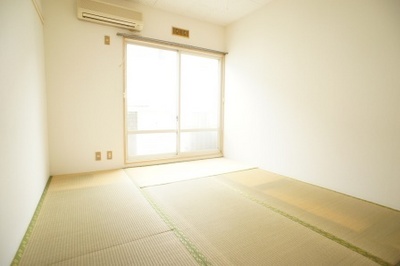 Living and room. Tatami rooms to settle