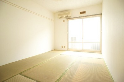 Living and room. Japanese-style room is a 6-quires of room ☆