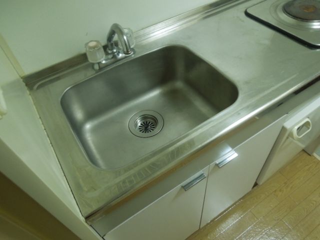 Kitchen. Kitchen sink also has a margin that it is one person.