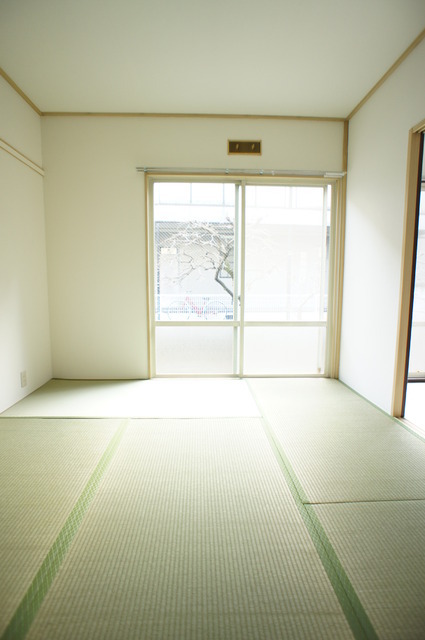 Living and room. Of moist and calm atmosphere Japanese-style room. You can also use the To spacious storage.