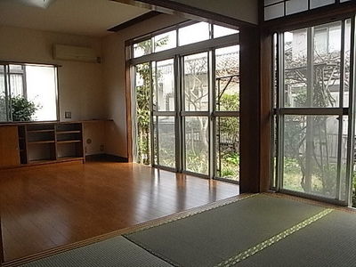 Living and room. As it is purring even nap because there is a Japanese-style room. It is a healing space.