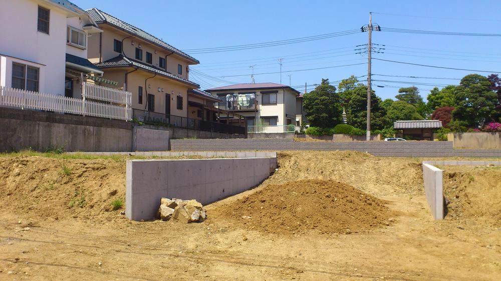 Local appearance photo. Located in a quiet residential area of ​​low-rise housing is lined, Living environment is also good! 